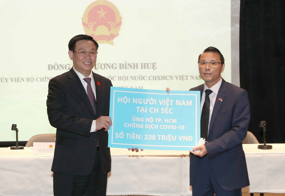  Hội người Việt Nam tại Cộng hòa Séc trao tiền ủng hội TP Hồ Chí Minh chống dịch COVID-19 cho Chủ tịch Quốc hội Vương Đình Huệ. (Ảnh: Doãn Tấn/TTXVN)