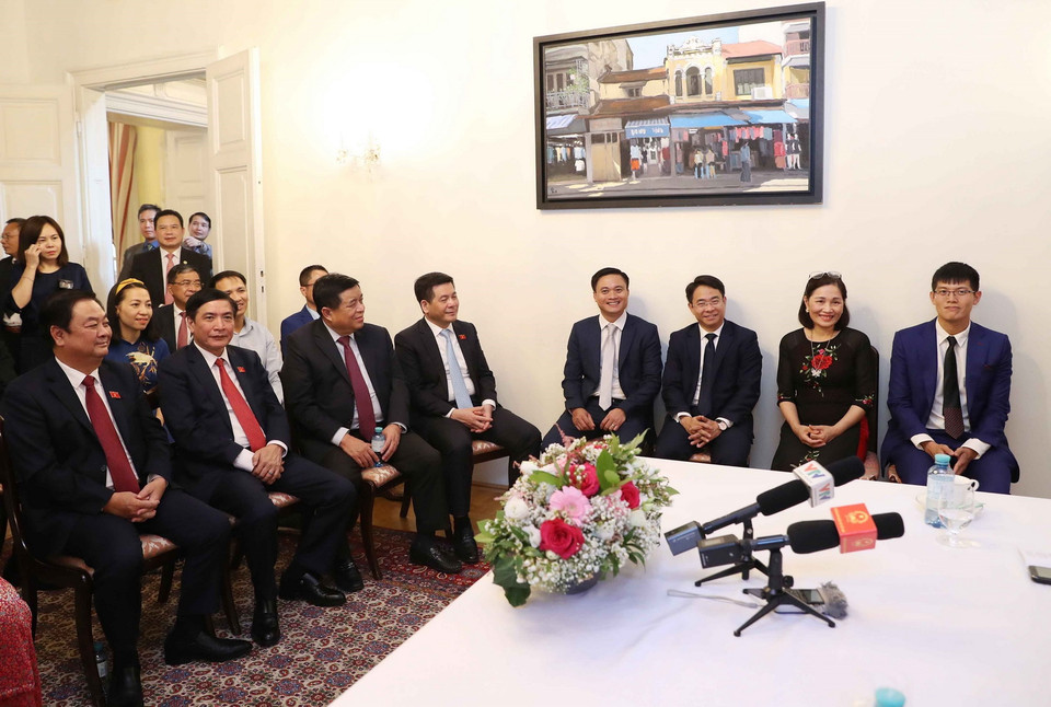 Đoàn Đại biểu cấp cao Quốc hội Việt Nam và các đại biểu thăm Đại sứ quán Việt Nam tại Áo. (Ảnh: Doãn Tấn/TTXVN)