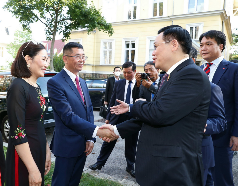 Chủ tịch Quốc hội Vương Đình Huệ đến thăm Đại sứ quán Việt Nam tại Áo. (Ảnh: Doãn Tấn/TTXVN)