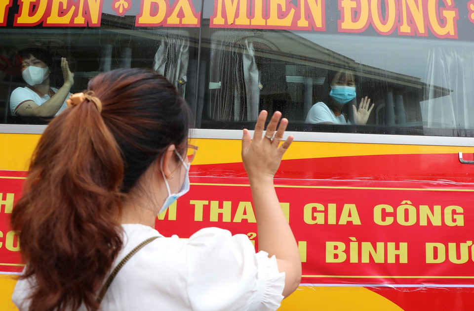  Tạm biệt người thân trước khi lên đường làm nhiệm vụ. (Ảnh: Dư Toán/TTXVN)