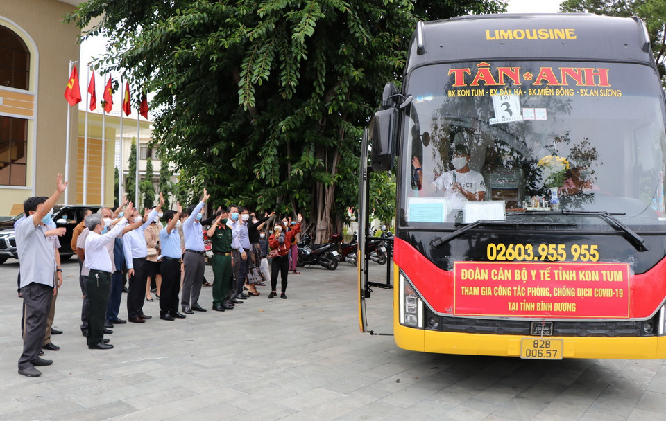  Lãnh đạo tỉnh Kon Tum chào tạm biệt đoàn công tác tham gia phòng, chống dịch. (Ảnh: Dư Toán/TTXVN)