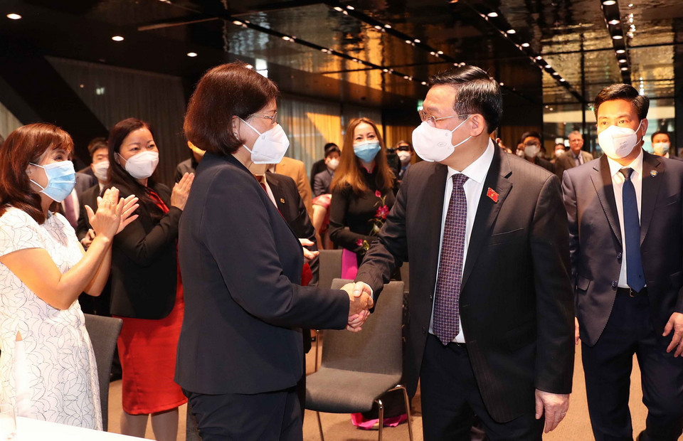  Chủ tịch Quốc hội Vương Đình Huệ với các đại biểu. (Ảnh: Doãn Tấn/TTXVN)