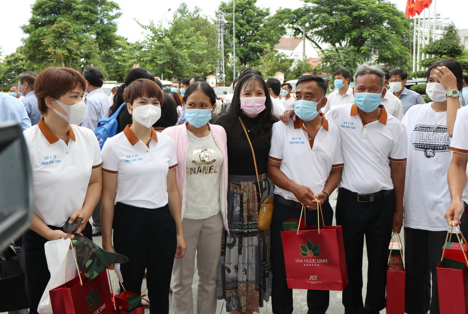  Các bác sỹ, điều dưỡng tham gia đoàn công tác tạm biệt người thân trước khi lên đường làm nhiệm vụ. (Ảnh: Dư Toán/TTXVN)