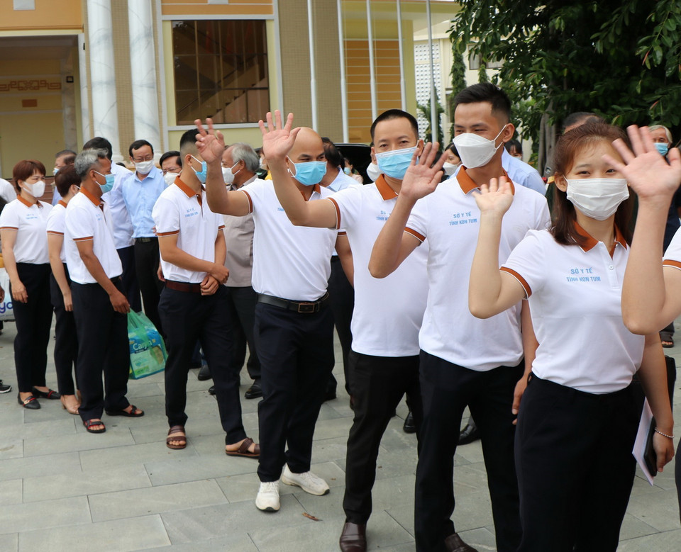  Các bác sỹ, điều dưỡng tham gia đoàn công tác lên đường làm nhiệm vụ. (Ảnh: Dư Toán/TTXVN)