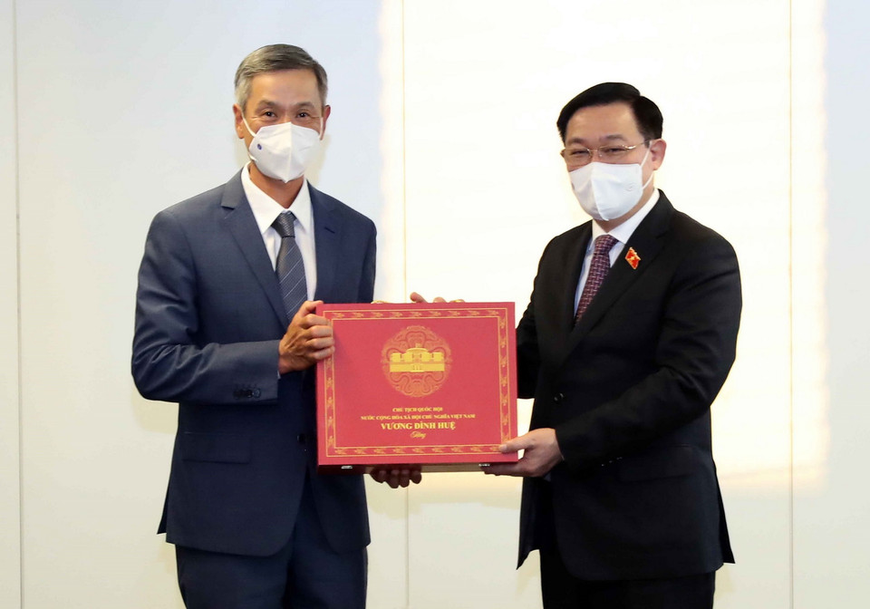  Chủ tịch Quốc hội Vương Đình Huệ tặng quà các đại sứ. (Ảnh: Doãn Tấn/TTXVN)