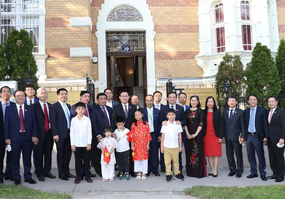  Chủ tịch Quốc hội Vương Đình Huệ với các đại biểu và nhân viên đại sứ quán. (Ảnh: Doãn Tấn/TTXVN)