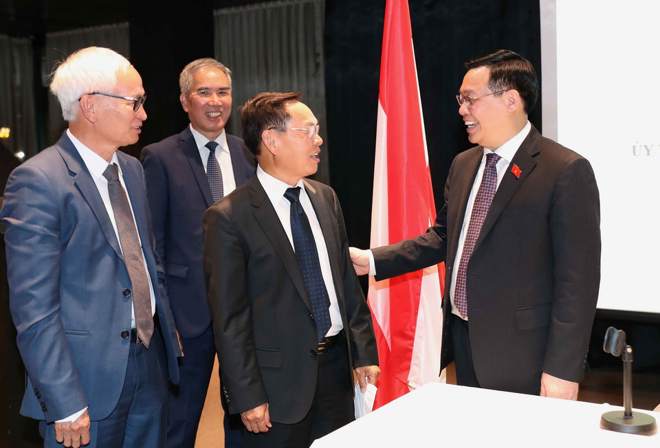  Chủ tịch Quốc hội Vương Đình Huệ với các đại biểu. (Ảnh: Doãn Tấn/TTXVN)