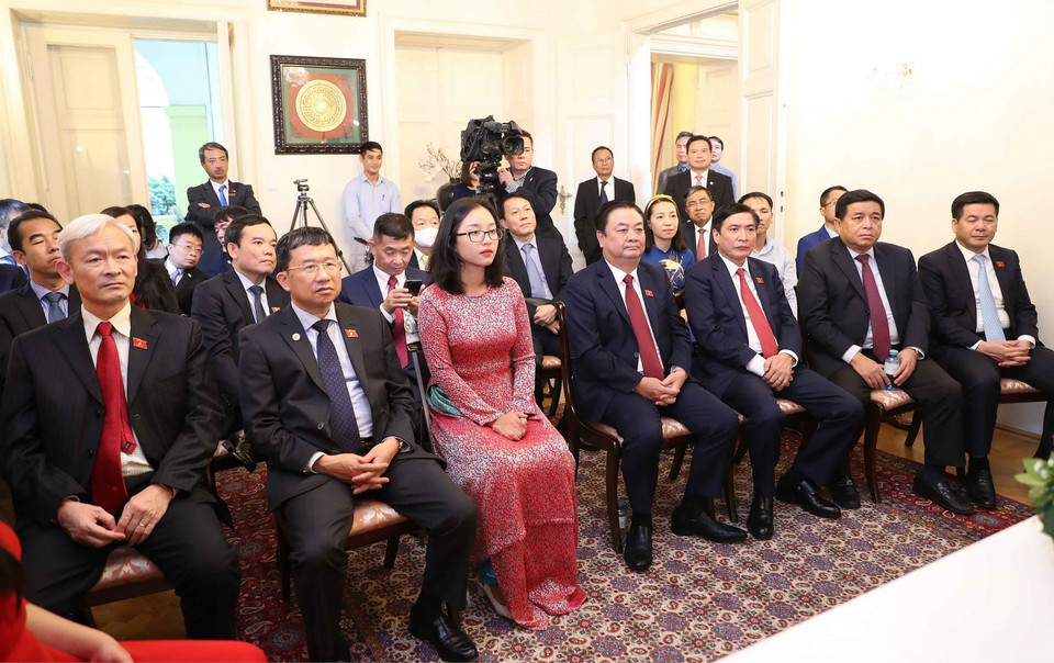  Đoàn Đại biểu cấp cao Quốc hội Việt Nam và các đại biểu thăm Đại sứ quán Việt Nam tại Áo. (Ảnh: Doãn Tấn/TTXVN)