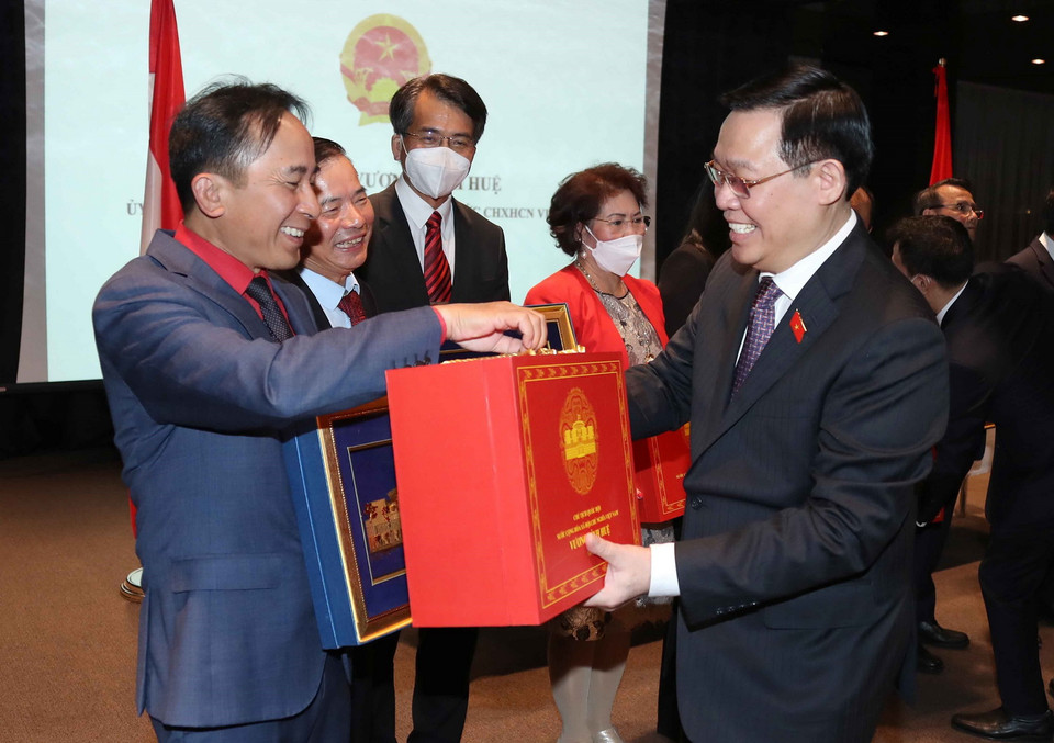  Chủ tịch Quốc hội Vương Đình Huệ tặng quà đại diện Cộng đồng người Việt Nam tại Áo, Séc, Hungary, Slovakia, Ba Lan và Đức. (Ảnh: Doãn Tấn/TTXVN)