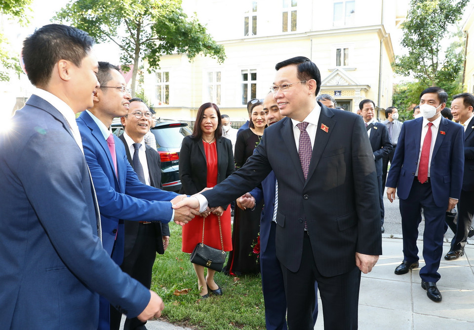 Chủ tịch Quốc hội Vương Đình Huệ đến thăm cán bộ, nhân viên Đại sứ quán Việt Nam tại Áo. (Ảnh: Doãn Tấn/TTXVN)