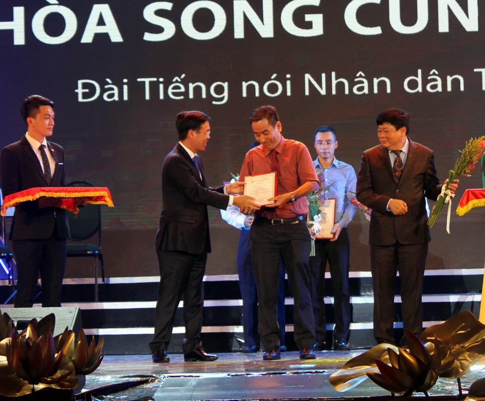 Trưởng Ban Tuyên giáo Trung ương Võ Văn Thưởng trao giải ở thể loại Phát thanh trực tiếp. (Ảnh: Tá Chuyên/TTXVN)