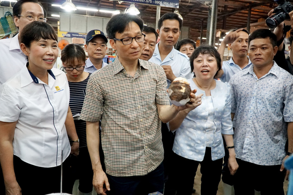 Mỗi đêm có khoảng 4.000 lượt xe tải về chợ, chuyên chở khoảng 2.500 tấn hàng hóa có giá trị khoảng 110 tỷ đồng từ các nơi về đây giao dịch. (Ảnh: Phương Vy/TTXVN)