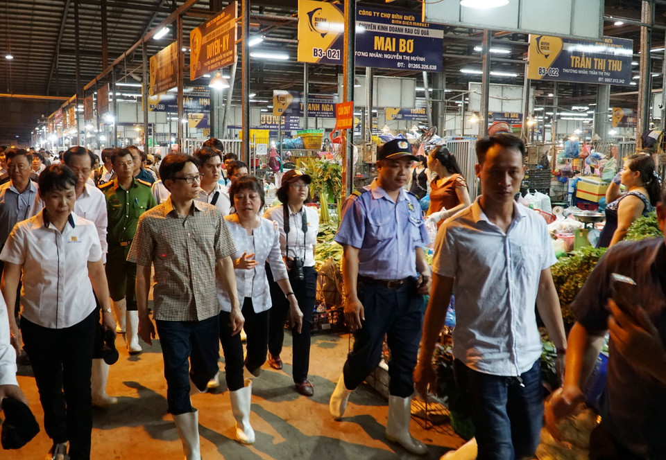 Tất cả thực phẩm về chợ đầu mối Bình Điền đều phải chứng minh được nguồn gốc, xuất xứ bằng các hóa đơn, chứng từ liên quan. (Ảnh: Phương Vy/TTXVN)