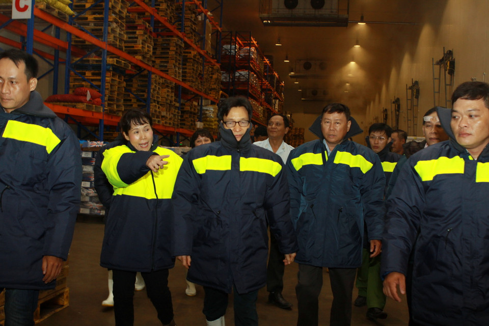 Phó Thủ tướng Vũ Đức Đam cùng đoàn công tác kiểm tra kho lạnh tại chợ đầu mối Bình Điền. (Ảnh: Phương Vy/TTXVN)