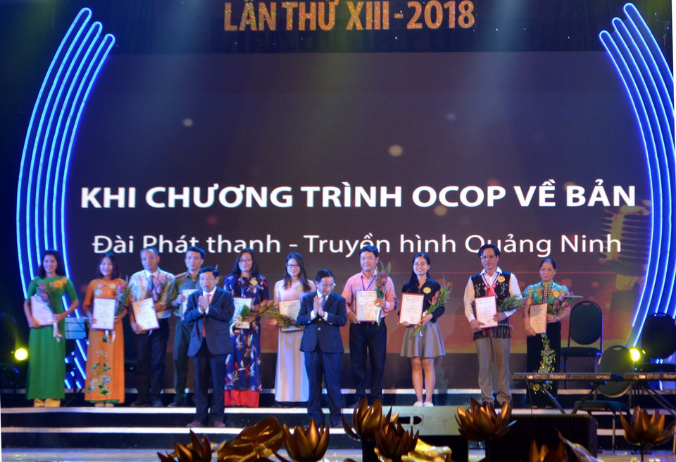 Các tác giả đạt giải thể loại Chương trình phát thanh tiếng dân tộc. (Ảnh: Tá Chuyên/TTXVN)
