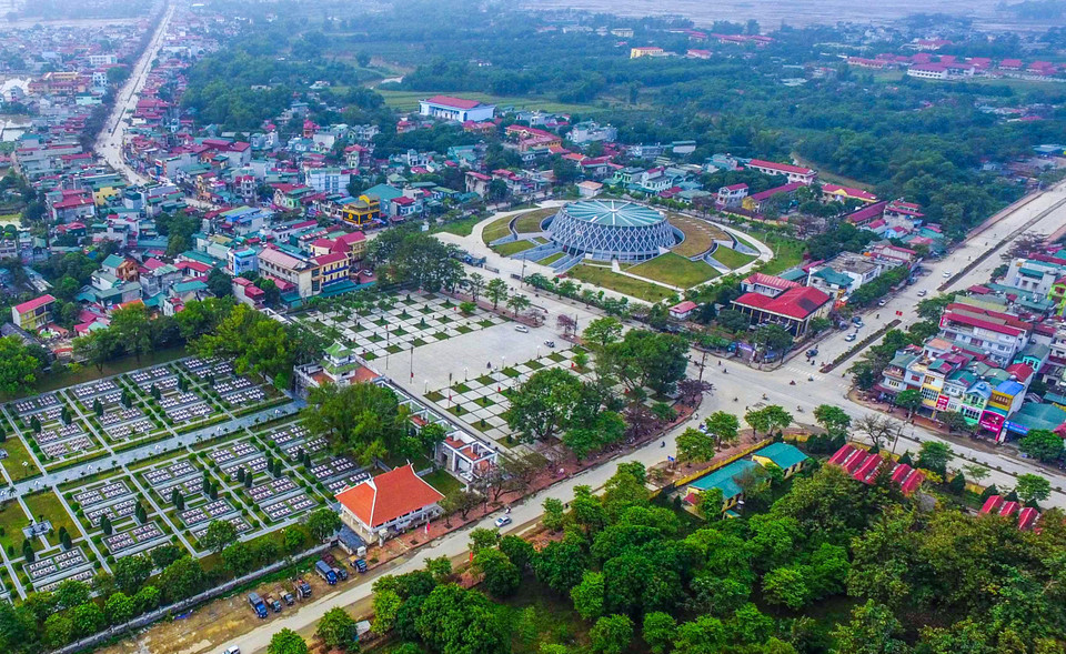 Những căn nhà san sát nằm bên những di tích lịch sử của Chiến trường Điện Biên Phủ. (Ảnh: Xuân Tư/TTXVN)