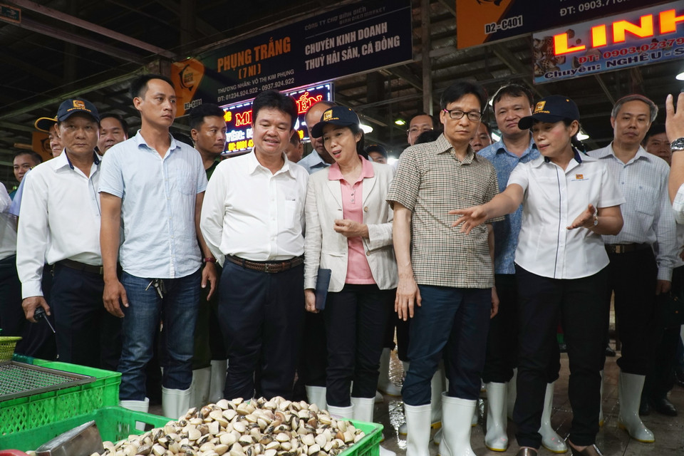 Tất cả các sản phẩm bày bán tại chợ đều được tiến hành lấy mẫu kiểm nghiệm thực phẩm để kiểm tra độ các chỉ số an toàn. (Ảnh: Phương Vy/TTXVN) 