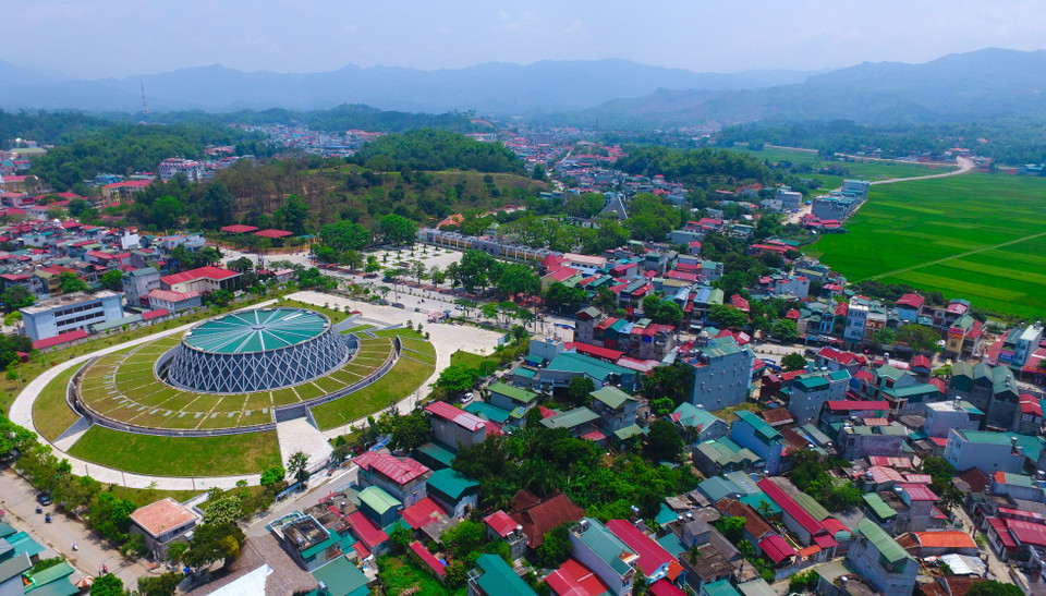 Những căn nhà san sát nằm bên những di tích lịch sử của Chiến trường Điện Biên Phủ. (Ảnh: Xuân Tư/TTXVN)