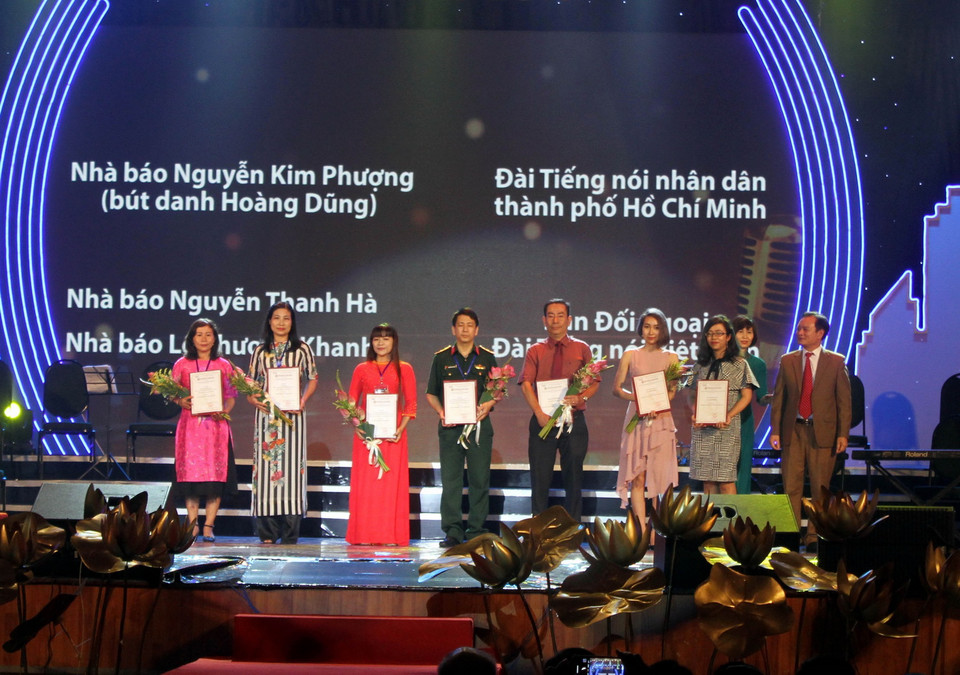 Trao giải thưởng Dàn dựng chương trình hay và Người dẫn chương trình phát thanh trực tiếp xuất sắc nhất. (Ảnh: Tá Chuyên/TTXVN)