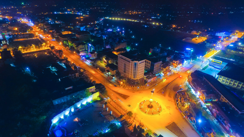 Thành phố Điện Biên Phủ lung linh về đêm. (Ảnh: Xuân Tư/TTXVN)