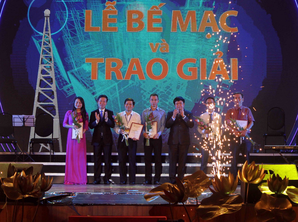 Trưởng Ban Tuyên giáo Trung ương Võ Văn Thưởng và Tổng Giám đốc Đài Tiếng nói Việt Nam Nguyễn Thế Kỷ trao giải ở thể loại Phát thanh trực tiếp. (Ảnh: Tá Chuyên/TTXVN)