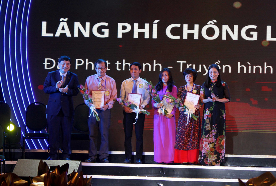 Các tác giả đạt giải thể loại thể loại Phóng sự. (Ảnh: Tá Chuyên/TTXVN)