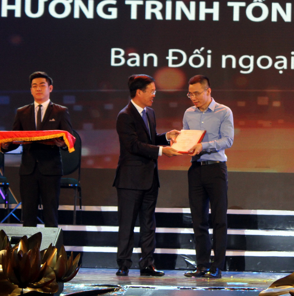 Trưởng Ban Tuyên giáo Trung ương Võ Văn Thưởng trao giải ở thể loại Phát thanh trực tiếp. (Ảnh: Tá Chuyên/TTXVN)