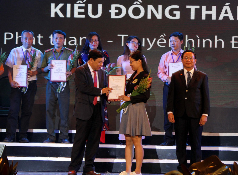 Chủ tịch Ủy ban Nhân dân tỉnh Nghệ An Nguyễn Xuân Đường trao giải thể loại Chương trình phát thanh tiếng dân tộc. (Ảnh: Tá Chuyên/TTXVN)