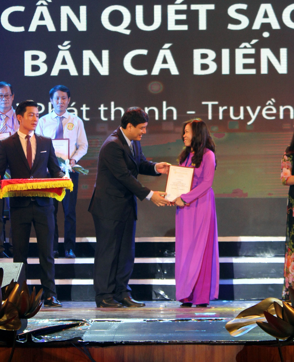 Bí thư Tỉnh ủy Nghệ An Nguyễn Đắc Vinh trao giải thể loại Phóng sự. (Ảnh: Tá Chuyên/TTXVN)