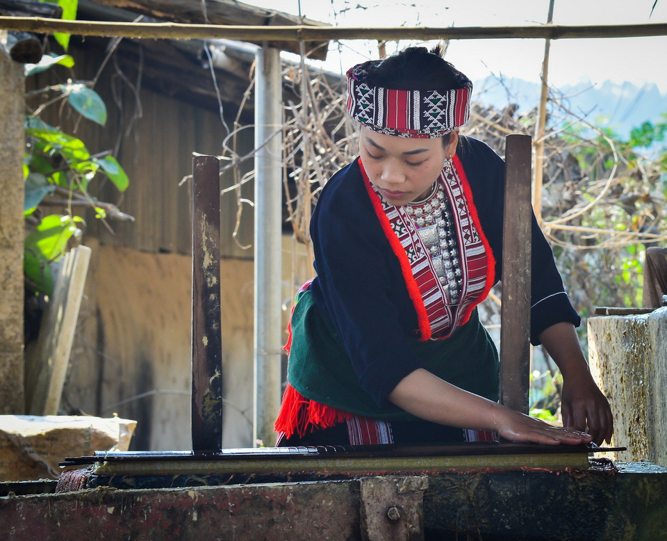  Những lớp giấy được tráng qua nước, gạn lấy bột giấy sẽ được xếp phẳng phiu theo từng lớp. (Ảnh: Nam Thái/TTXVN)