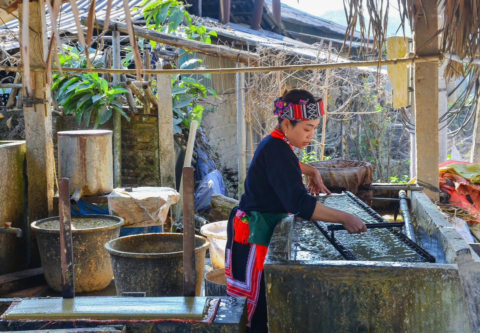  Nghề làm giấy tại thôn Thanh Sơn chủ yếu chỉ có phụ nữ làm. (Ảnh: Nam Thái/TTXVN)