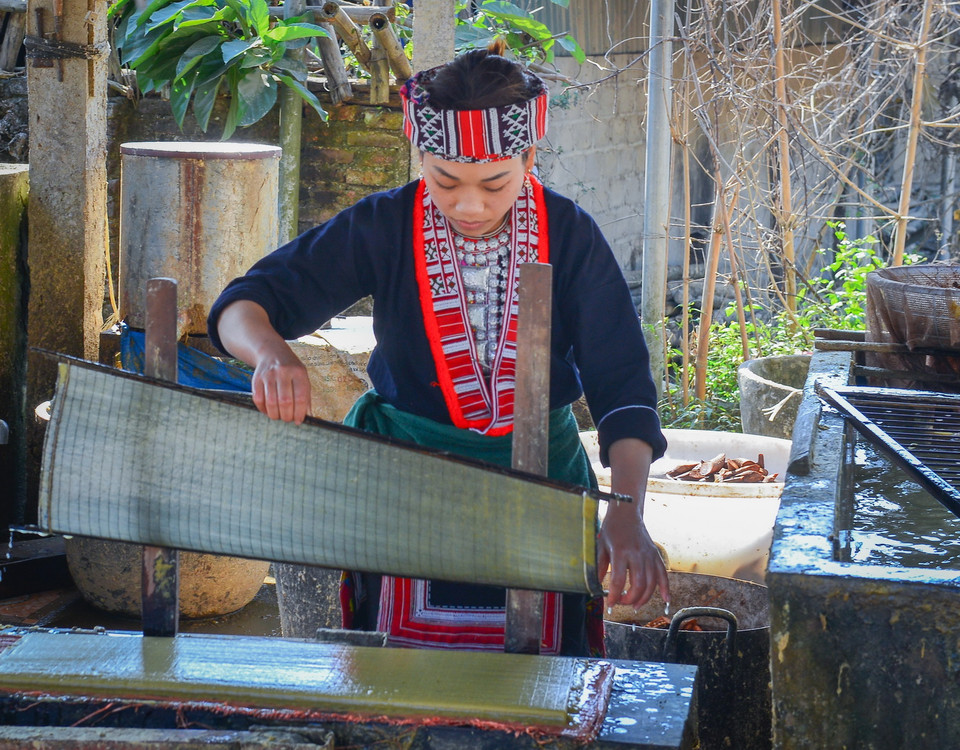  Những khuôn giấy đã được tráng qua lớp nước hòa chung với bột. (Ảnh: Nam Thái/TTXVN)