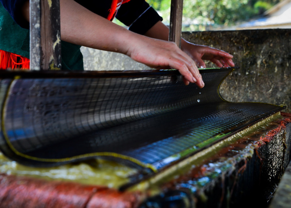  Những lớp giấy được sau khi được tráng sẽ được vuốt xếp phẳng phiu theo từng xấp. (Ảnh: Nam Thái/TTXVN)