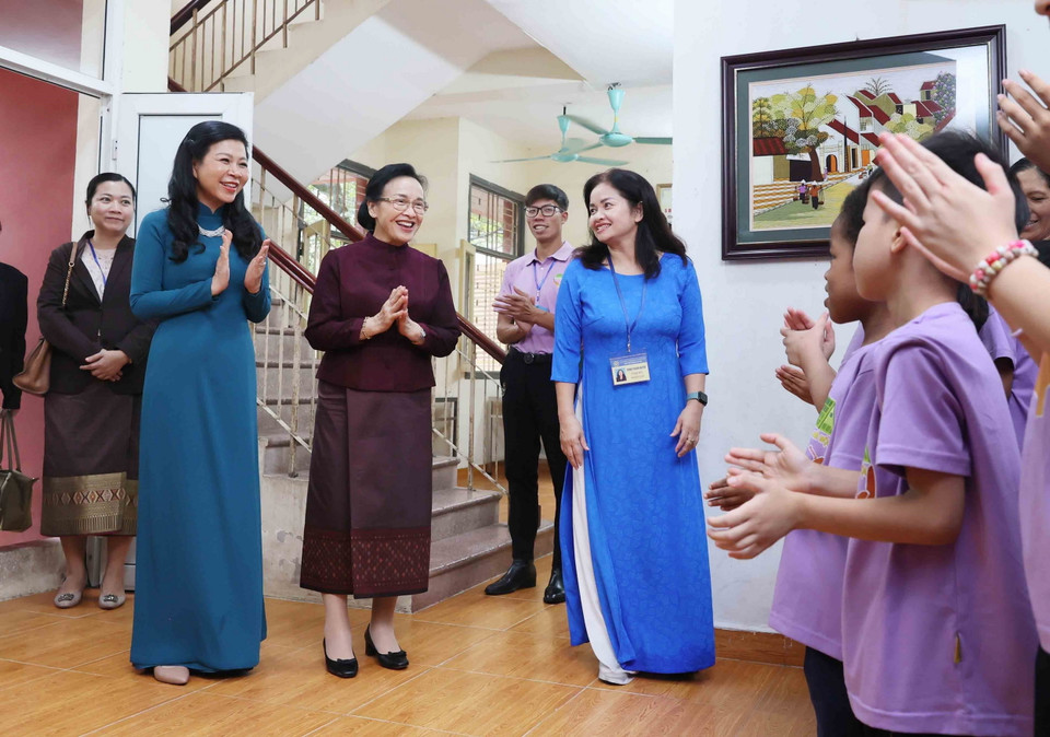 Phu nhân Tổng Bí thư, Chủ tịch nước Tô Lâm, bà Ngô Phương Ly và Phu nhân Tổng Bí thư, Chủ tịch nước Lào Thongloun Sisoulith, bà Naly Sisoulith hỏi thăm, động viên các cháu của Làng trẻ em Birla Hà Nội. (Ảnh: An Đăng/TTXVN)