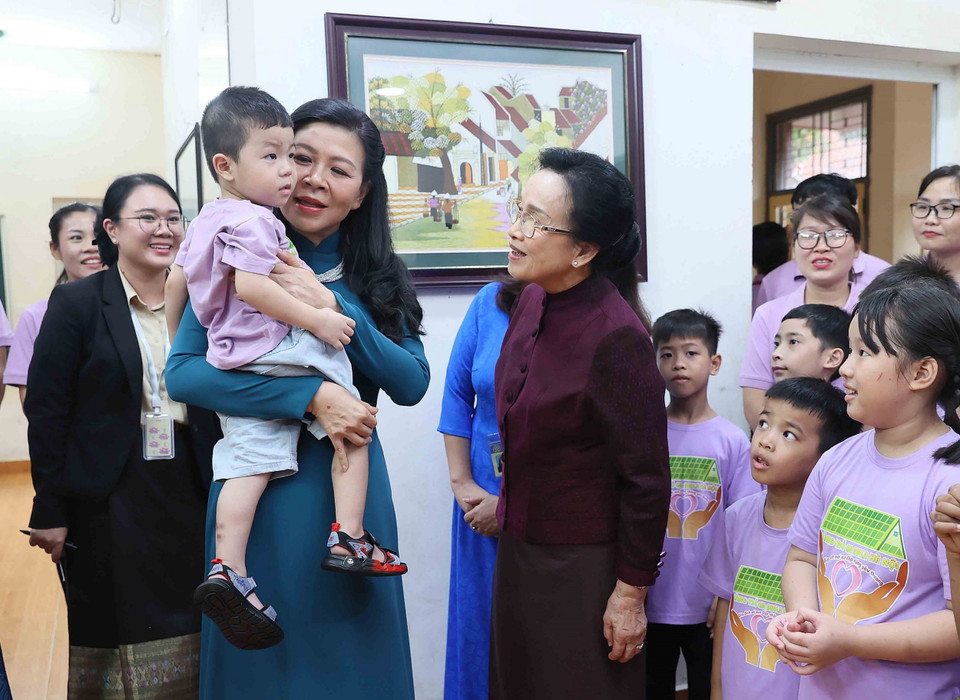 Phu nhân Tổng Bí thư, Chủ tịch nước Tô Lâm, bà Ngô Phương Ly và Phu nhân Tổng Bí thư, Chủ tịch nước Lào Thongloun Sisoulith, bà Naly Sisoulith với các cháu của Làng trẻ em Birla Hà Nội. (Ảnh: An Đăng/TTXVN)