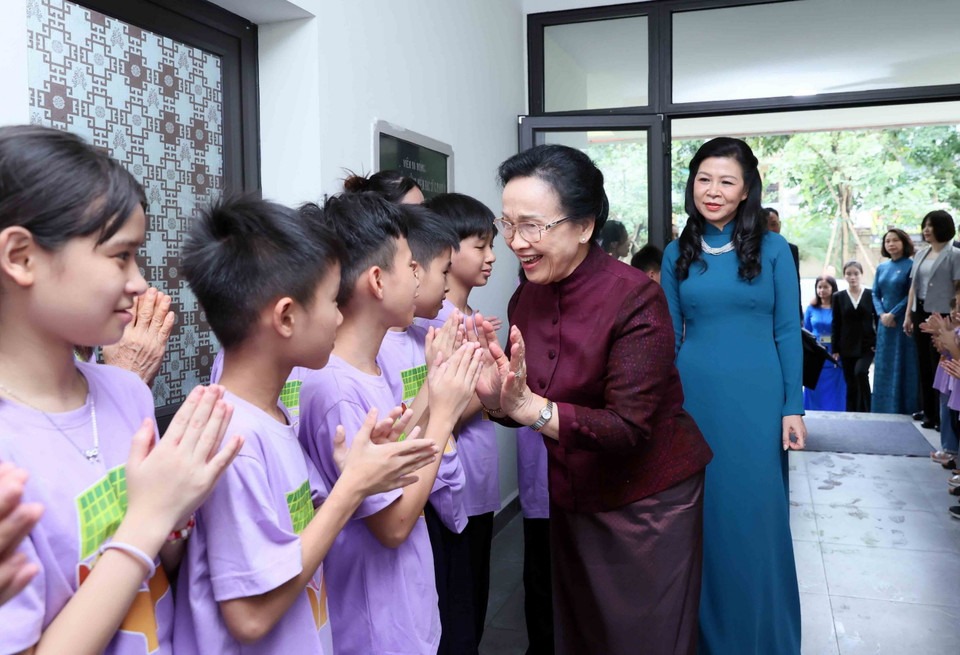 Các cháu nhỏ của Làng trẻ em Birla Hà Nội chào đón Phu nhân Tổng Bí thư, Chủ tịch nước Tô Lâm, bà Ngô Phương Ly và Phu nhân Tổng Bí thư, Chủ tịch nước Lào Thongloun Sisoulith, bà Naly Sisoulith. (Ảnh: An Đăng/TTXVN)