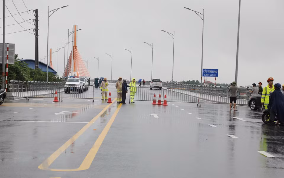 Các lực lượng chức năng lập chốt cấm các phương tiện lưu thông qua cầu. (Ảnh: Tạ Toàn/TTXVN)