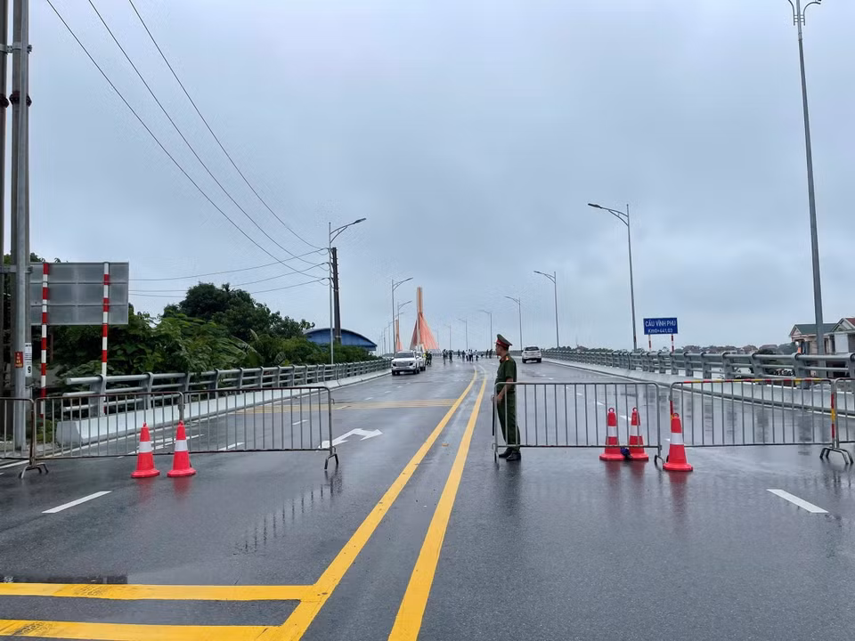Lực lượng chức năng tỉnh Phú Thọ và tỉnh Vĩnh Phúc tạm cấm phương tiện di chuyển qua cầu để đảm bảo an toàn. (Ảnh: TTXVN phát)