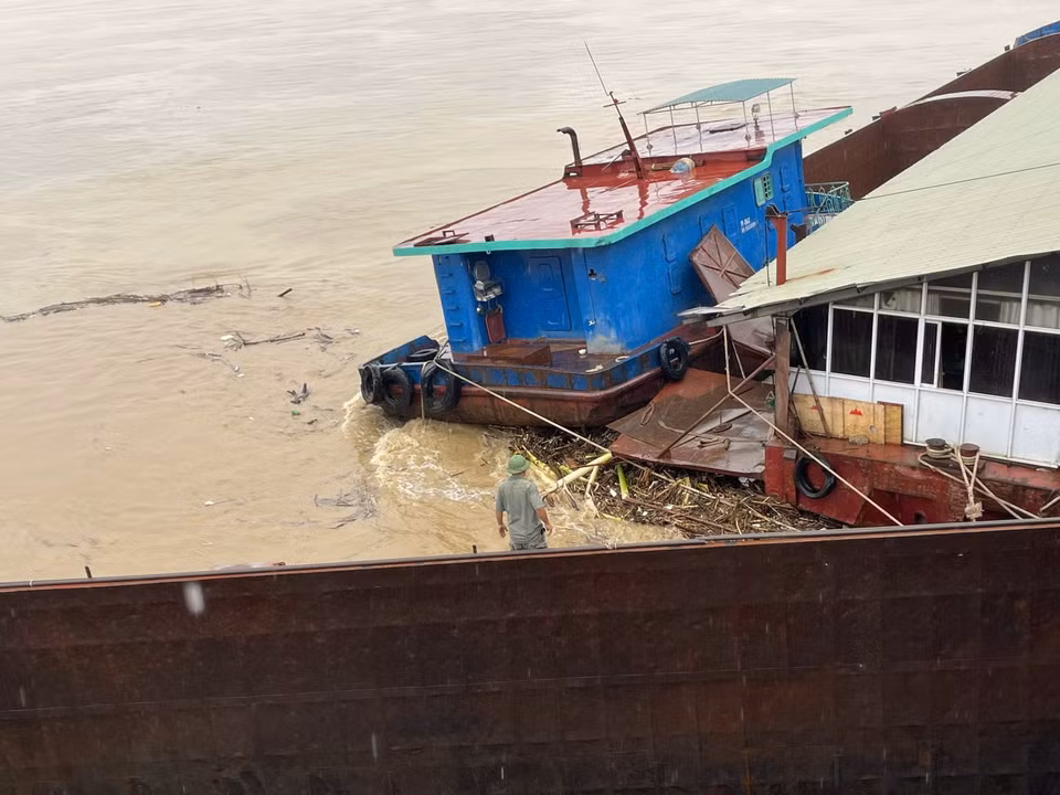 Nhiều xà lan lớn mắc kẹt ở cầu Vĩnh Phú, ảnh hưởng đến kết cấu của cầu. (Ảnh: TTXVN phát)