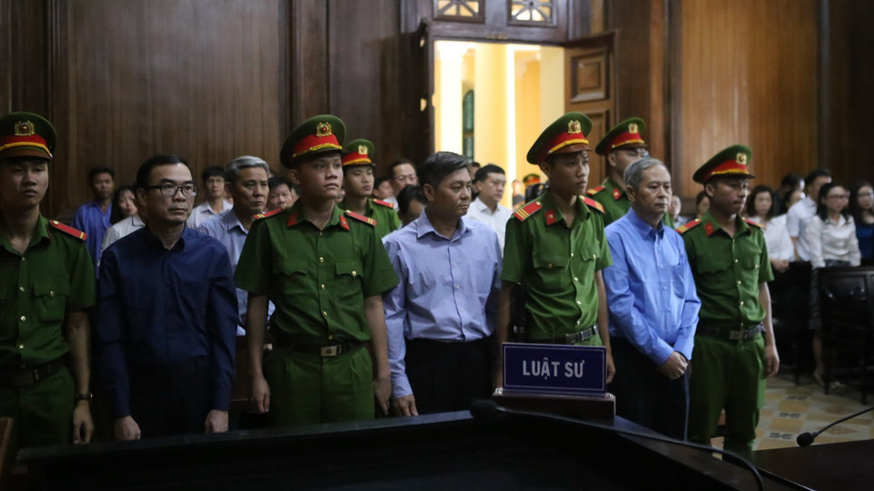 Các bị cáo nghe tuyên án ngày 31/12. (Ảnh: Thành Chung/TTXVN)