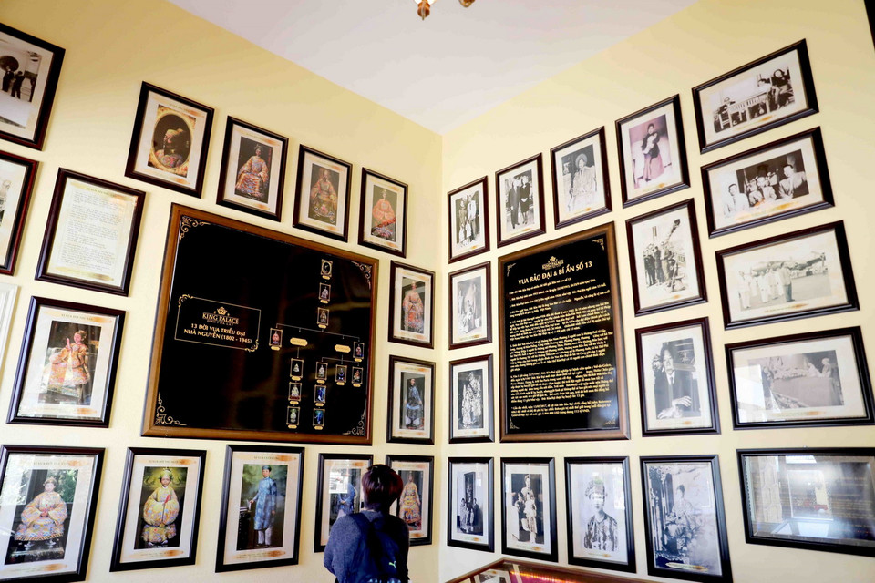 Phòng trưng bày ảnh các vua triều Nguyễn và gia đình vua Bảo Đại. (Ảnh: Nhật Anh/TTXVN)