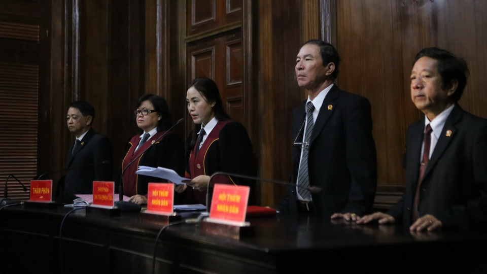 Hội đồng xét xử tuyên đọc bản án ngày 31/12. (Ảnh: Thành Chung/TTXVN)