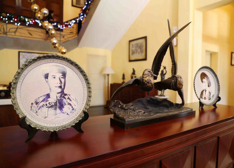 Các vật phẩm lưu niệm của vua Bảo Đại và hoàng hậu Nam Phương tại Dinh 1 Bảo Đại. (Ảnh: Nhật Anh/TTXVN)