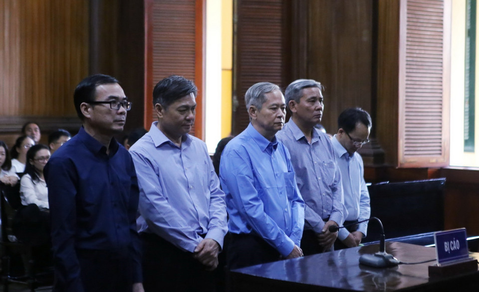 Các bị cáo nghe tuyên án ngày 31/12. (Ảnh: Thành Chung/TTXVN)