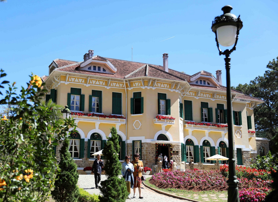 Dinh 1 Bảo Đại thu hút rất đông khách tham quan. (Ảnh: Nhật Anh/TTXVN)