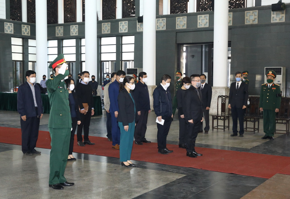 Đoàn đại biểu Thông tấn xã Việt Nam do Ủy viên Trung ương Đảng, Bí thư Đảng ủy, Phó Tổng giám đốc Lê Quốc Minh làm Trưởng đoàn, dẫn đầu viếng nguyên Phó Thủ tướng Trương Vĩnh Trọng. (Ảnh: Văn Điệp/TTXVN)