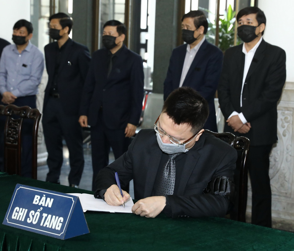 Ủy viên Trung ương Đảng, Bí thư Đảng ủy, Phó Tổng giám đốc Thông tấn xã Việt Nam Lê Quốc Minh ghi sổ tang chia buồn với gia quyến nguyên Phó Thủ tướng Trương Vĩnh Trọng. (Ảnh: Văn Điệp/TTXVN)