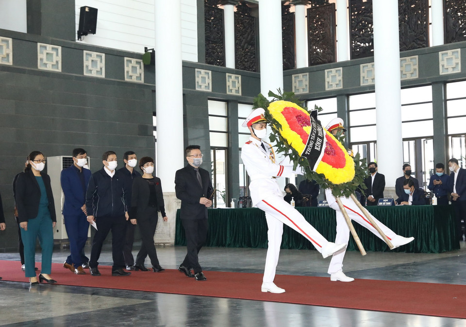 Đoàn đại biểu Thông tấn xã Việt Nam do Ủy viên Trung ương Đảng, Bí thư Đảng ủy, Phó Tổng giám đốc Lê Quốc Minh làm Trưởng đoàn, dẫn đầu viếng nguyên Phó Thủ tướng Trương Vĩnh Trọng. (Ảnh: Văn Điệp/TTXVN)