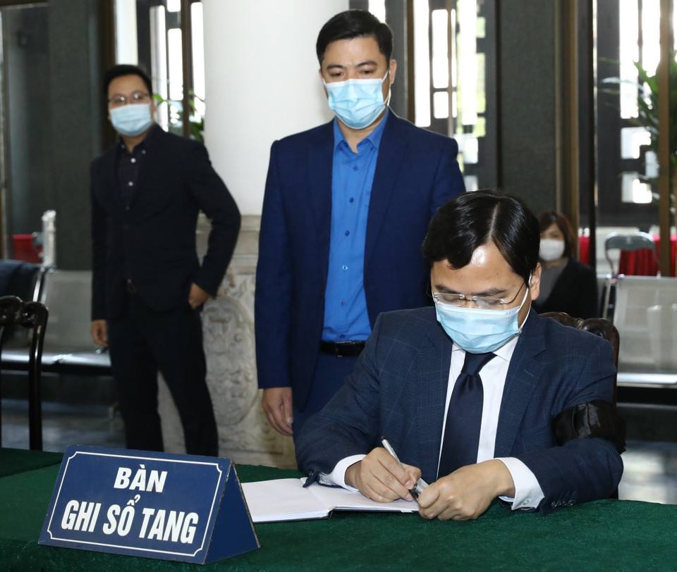 Ủy viên Trung ương Đảng, Bí thư thứ nhất Trung ương Đoàn TNCS Hồ Chí Minh Nguyễn Anh Tuấn ghi sổ tang chia buồn với gia quyến nguyên Phó Thủ tướng Trương Vĩnh Trọng. (Ảnh: Văn Điệp/TTXVN)