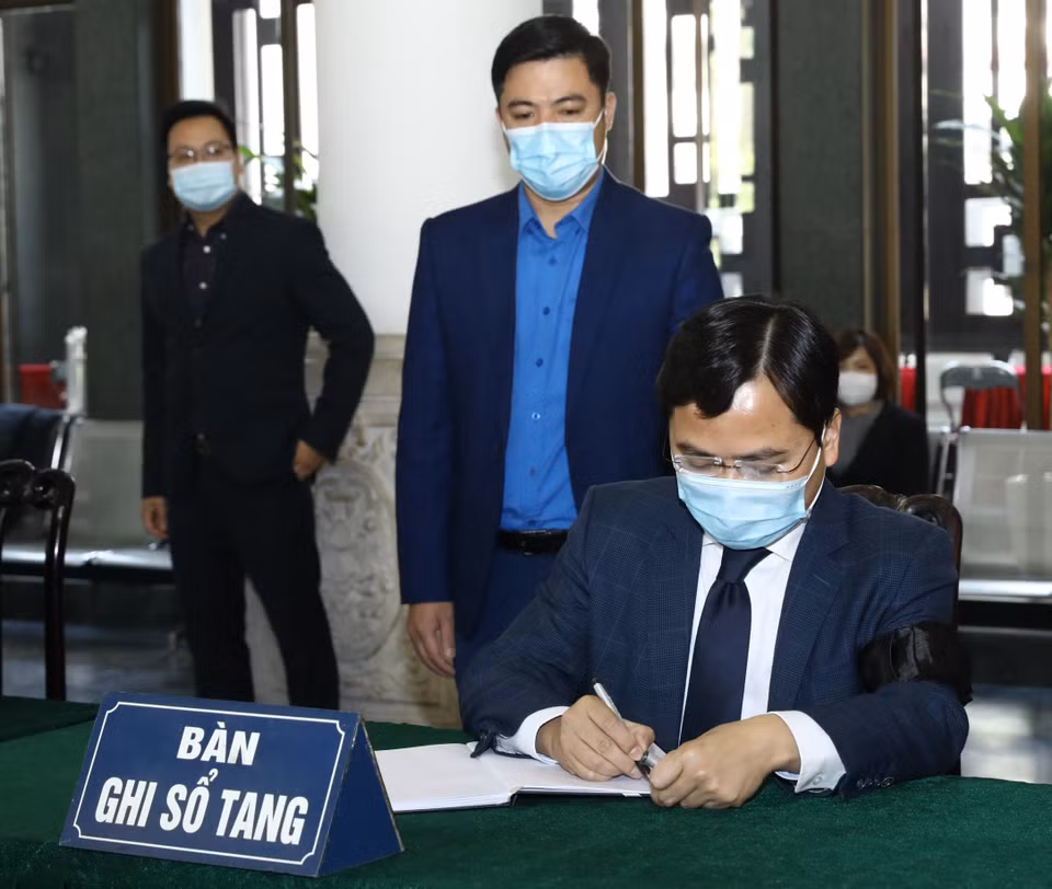 Ủy viên Trung ương Đảng, Bí thư thứ nhất Trung ương Đoàn TNCS Hồ Chí Minh Nguyễn Anh Tuấn ghi sổ tang chia buồn với gia quyến nguyên Phó Thủ tướng Trương Vĩnh Trọng. (Ảnh: Văn Điệp/TTXVN)